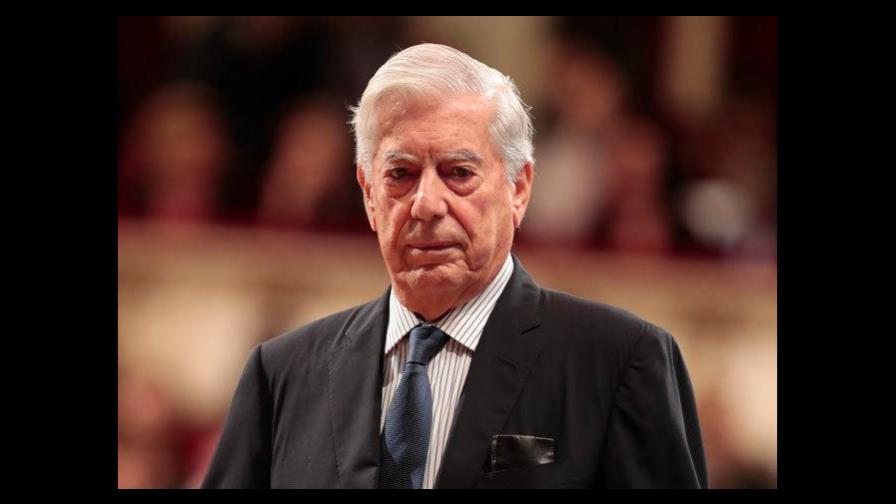 Vargas Llosa destaca que una mujer esté al mando de Perú tras fracasar autogolpe