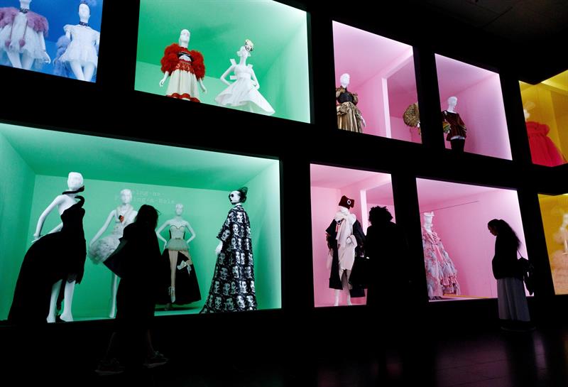 Varios diseños y objetos son expuestos durante la “Met Gala”, cuya temática de este año gira en torno a “Notes on Camp”.