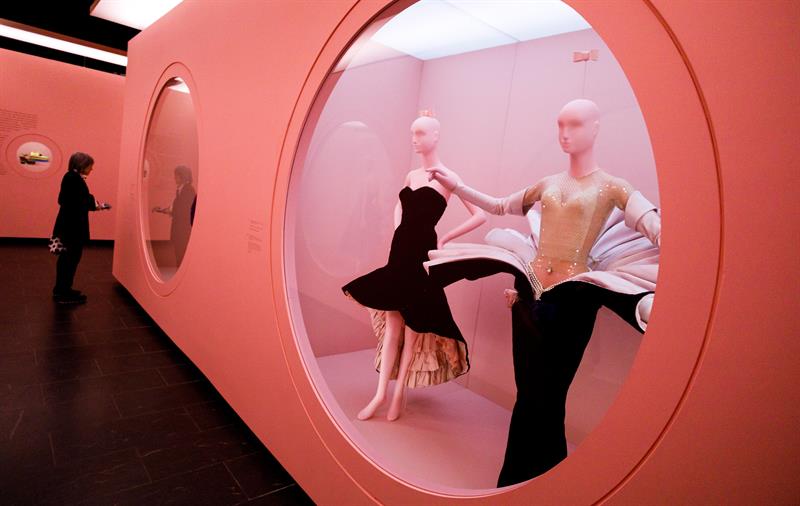 Varios diseños y objetos son expuestos durante la “Met Gala”, cuya temática de este año gira en torno a “Notes on Camp”.