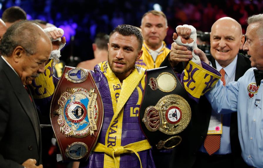 Lomachenko frena a Crolla en el cuarto y retiene cinturones