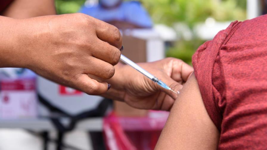 Pese a las condiciones climáticas, cientos acuden a vacunarse contra el coronavirus Pese a las condiciones climáticas, cientos acuden a vacunarse contra el coronavirus
