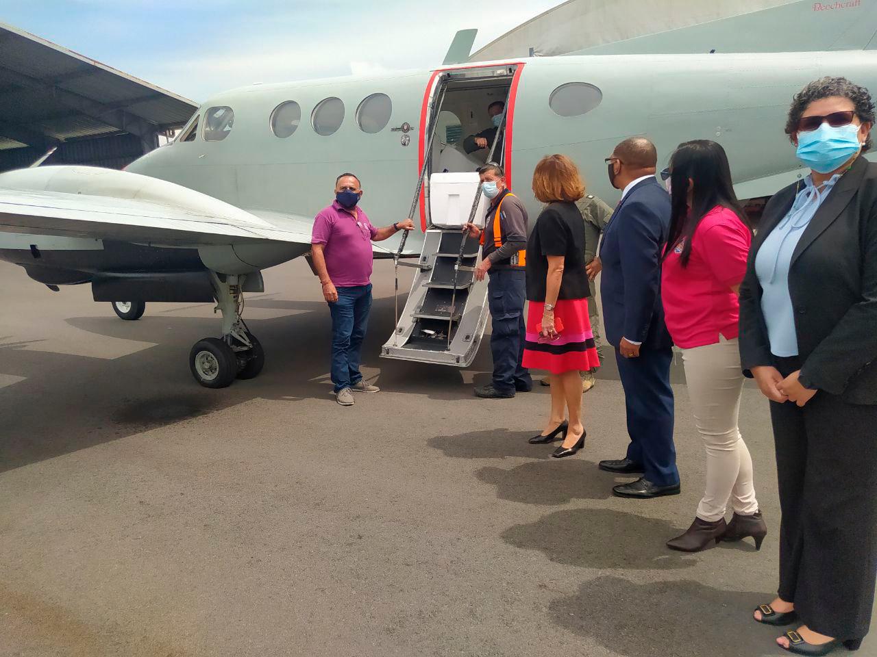 Recibimiento de vacunas de AstraZenenca. 