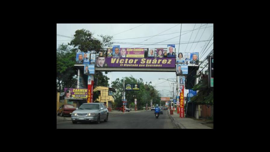 Políticos apoyan el retiro de las vallas de precandidatos