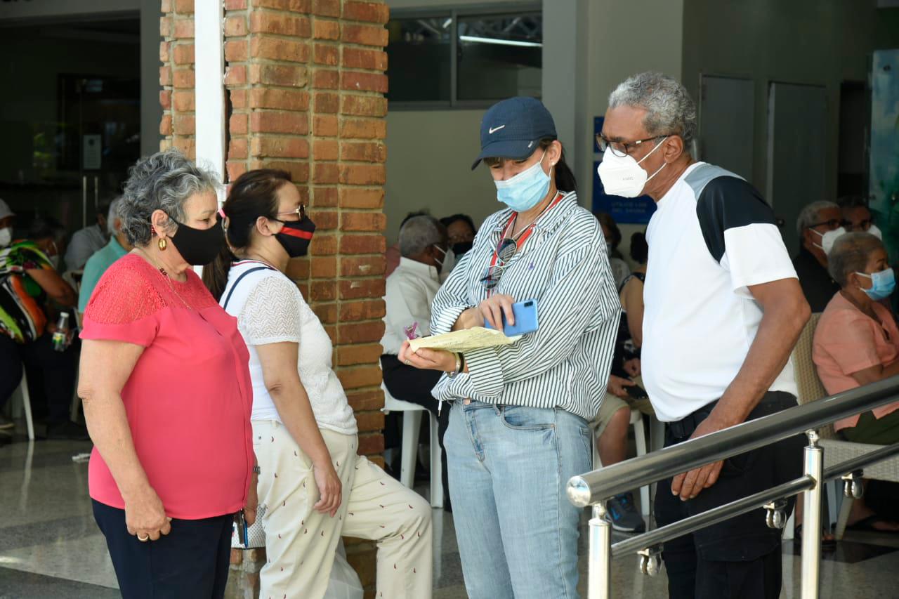 En las afueras del centro, decenas residentes de la zona colocan sus nombres y cédulas en un cuadernillo.