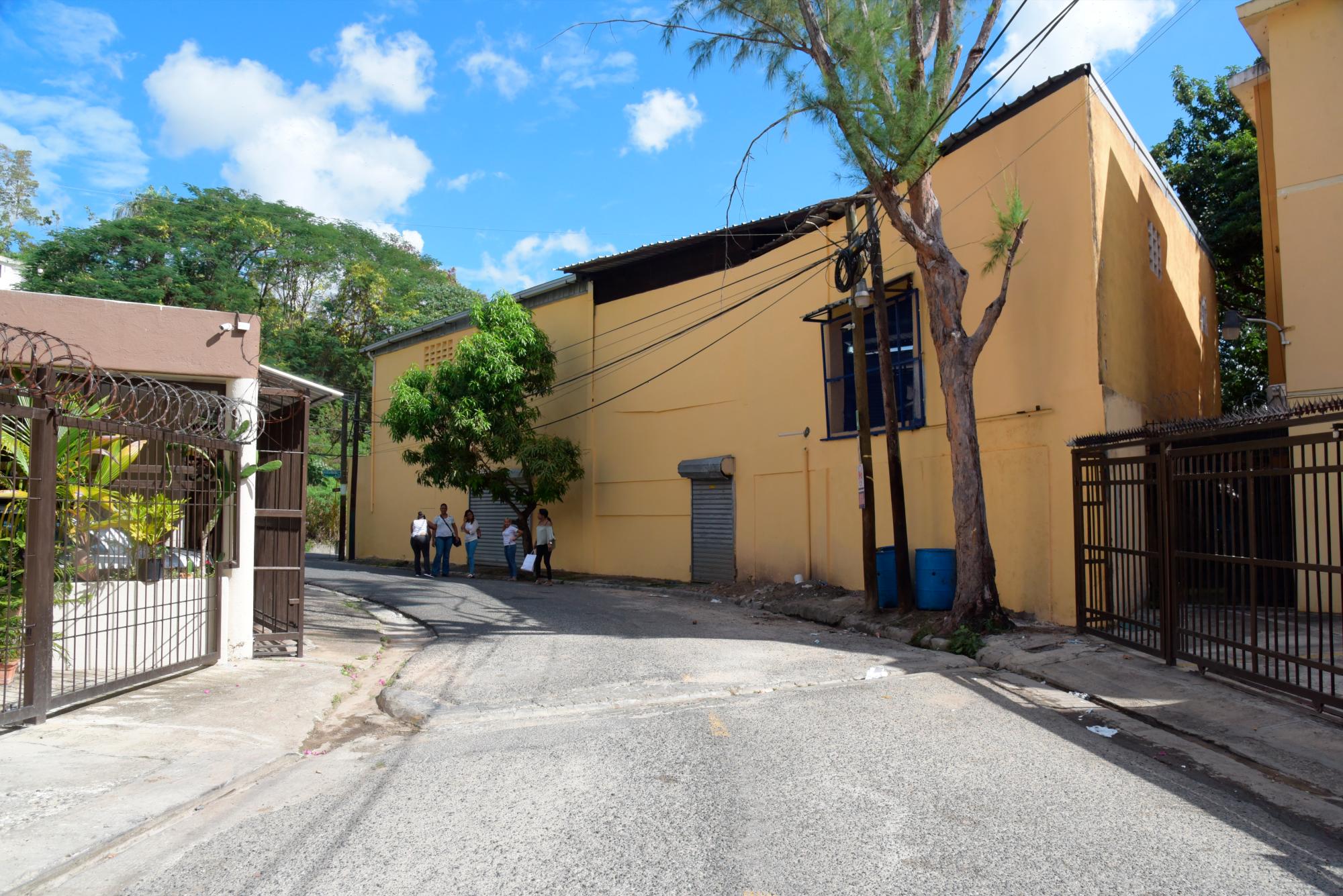Vista de la fábrica desde la entrada al residencial (José Justo Féliz).