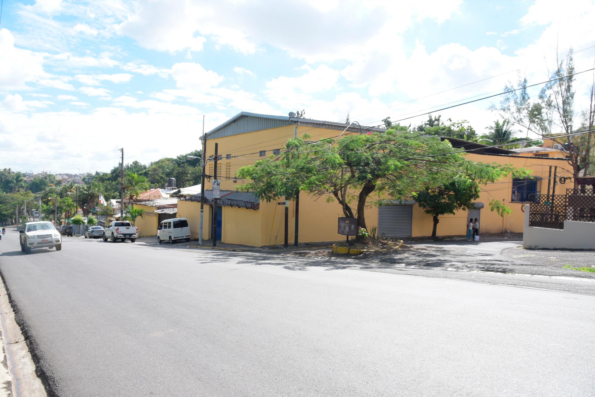 El local en cuestión desde la avenida La Vega Real (José Justo Féliz)  