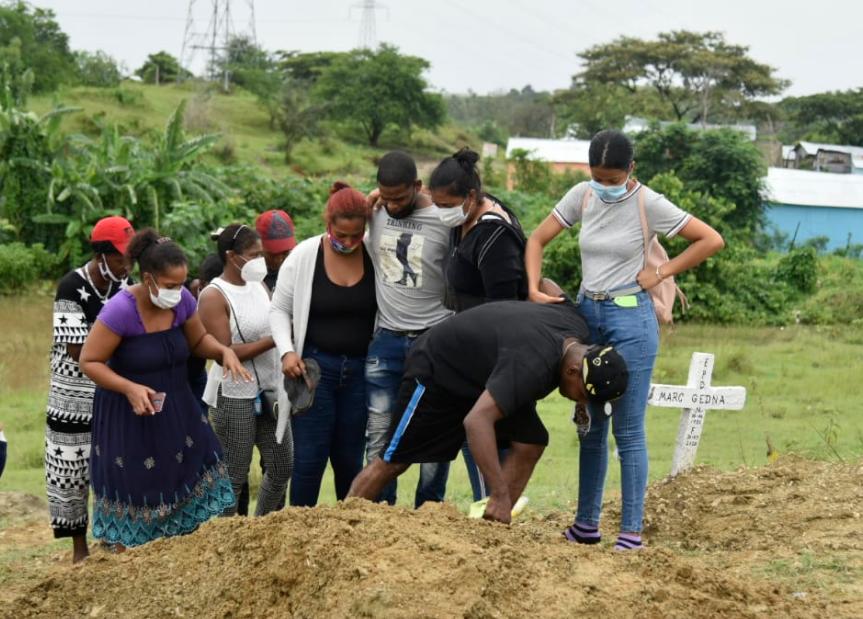 Vecinos dan último adiós a las víctimas. 