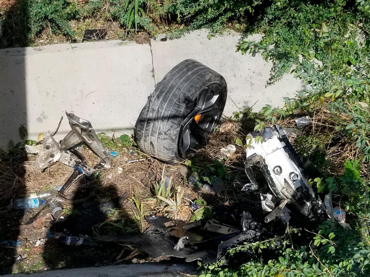 Las partes del vehículo se esparcieron varios metros del lugar del accidente