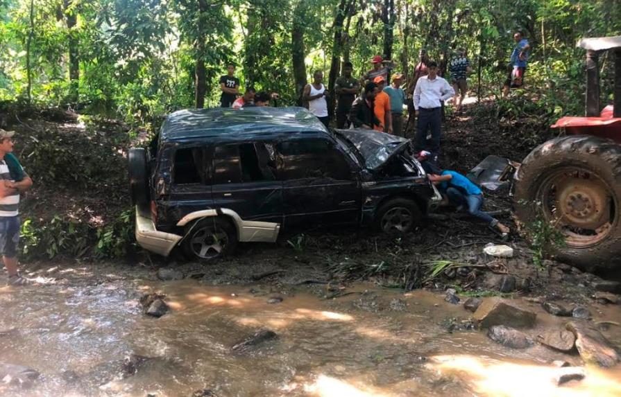 Mueren dos al ser arrastrado vehículo en que iban por río en Santiago Rodríguez