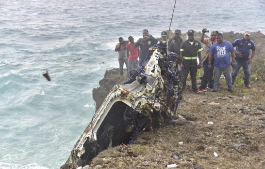 Retiran del mar restos del vehículo en que  viajaban turistas fallecidos 