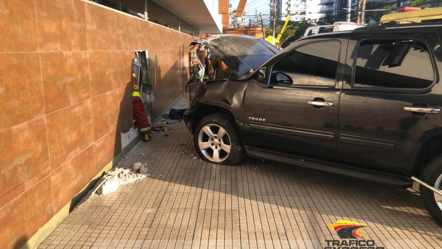 Conductor acelera en parqueo de supermercado y atropella una persona