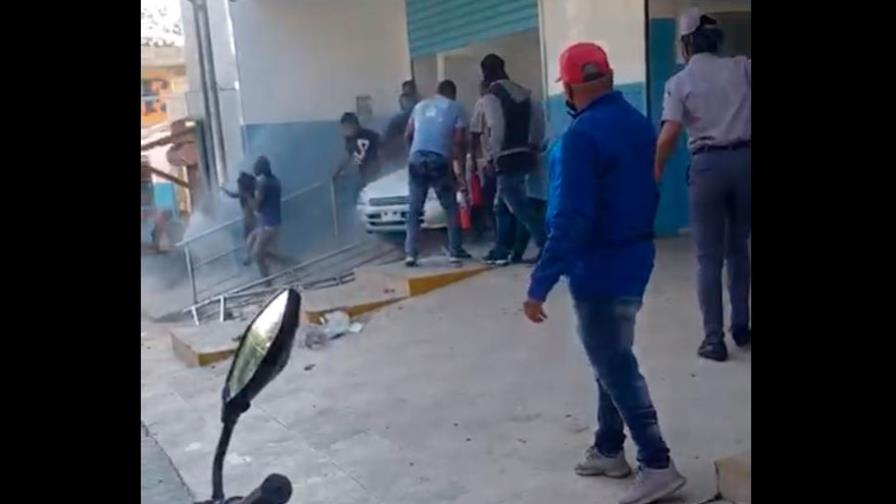 Doce personas atropelladas por un vehículo en un centro de salud de Los Guaricanos Doce personas atropelladas por un vehículo en un centro de salud de Los Guaricanos