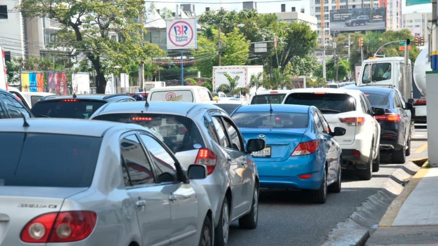 Ladrones roban en al menos cinco agencias de vehículos de Santiago