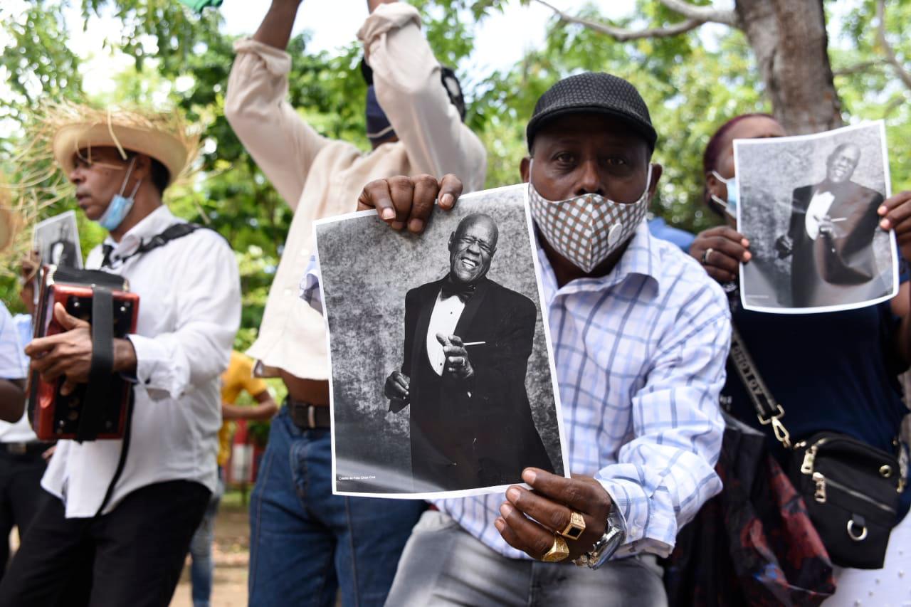 Ciudadanos acuden con fotos del fenecido artista. 