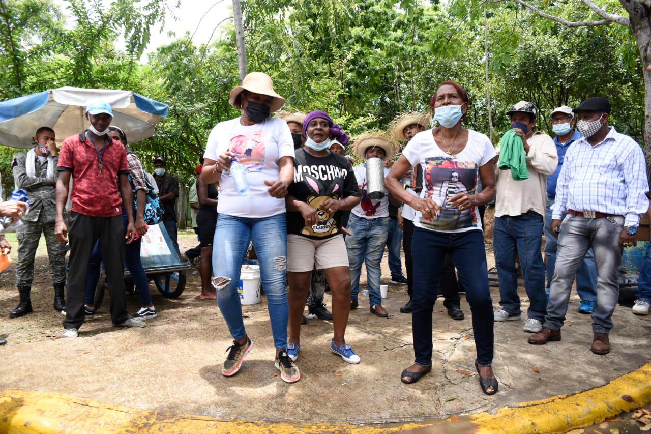 Bailan temas de Ventura en el velatorio popular. 