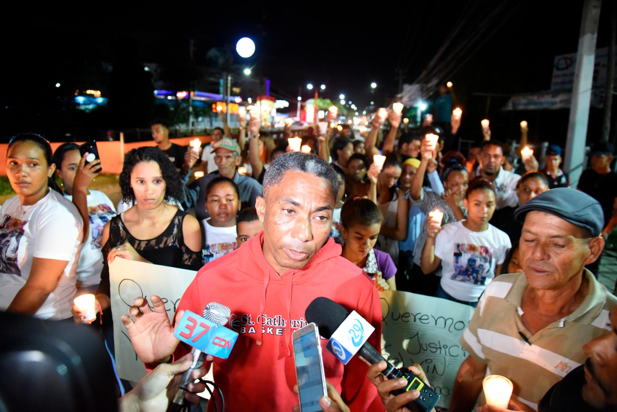 Los parientes de Kelvin Andrés Recarey, a quien cariñosamente le llamaban ‘’Boca Negra’’, aseguran que el supuesto homicida, Reynaldo Peralta y su presunta cómplice, identificada como Deyanira, permanecen prófugos. 