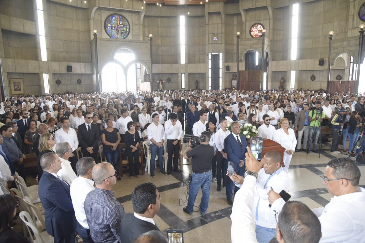 Parte de las personas que acudieron al velatorio de Juan Heriberto Medrano en la catedral Inmaculada Concepción de La Vega 