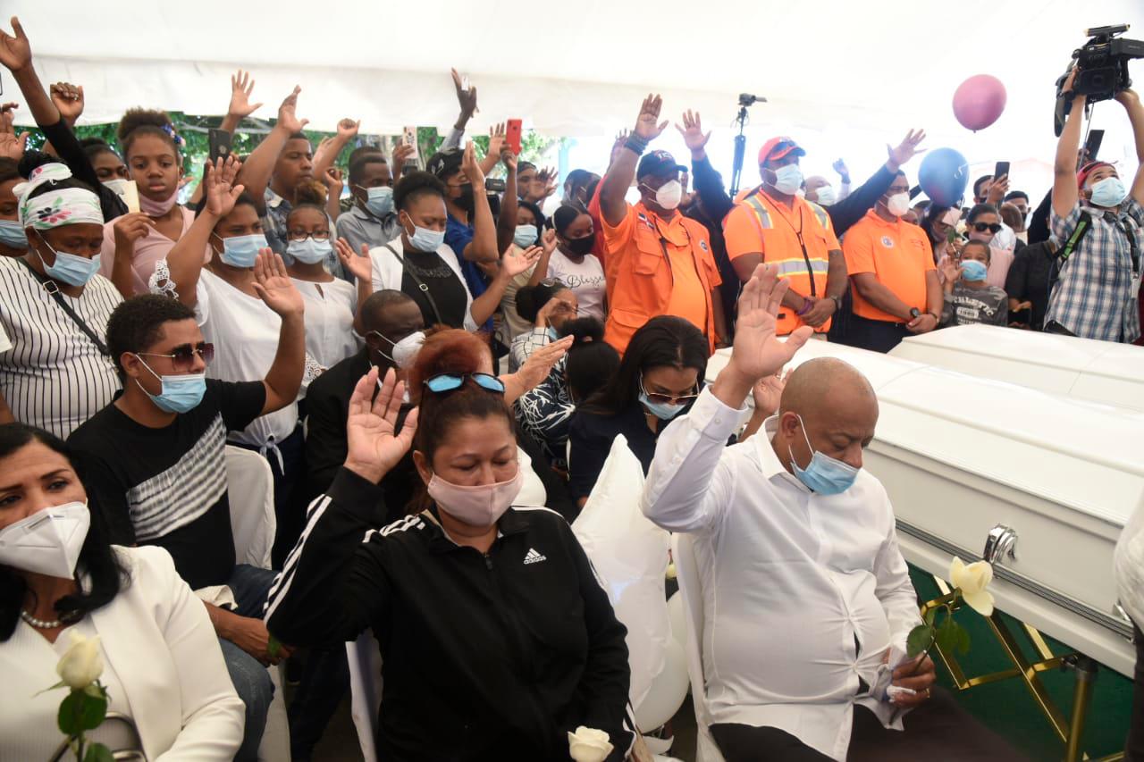 El sepelio se realizó con cánticos, alabanzas, pedidos de justicia y muestras de dolor.
