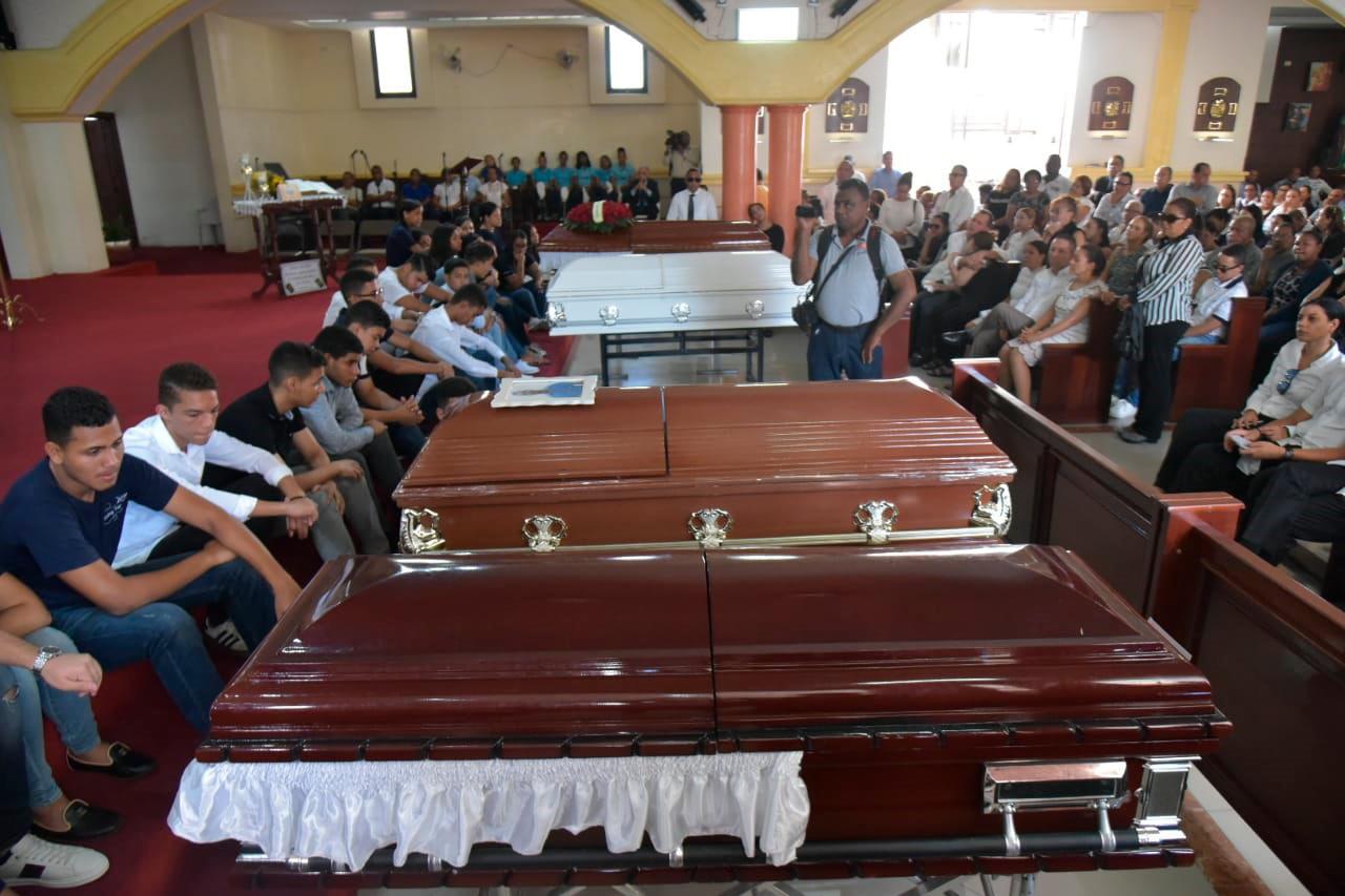 Compañeros de las víctimas observan los ataúdes en la catedral Santa Ana de San Francisco de Macorís.