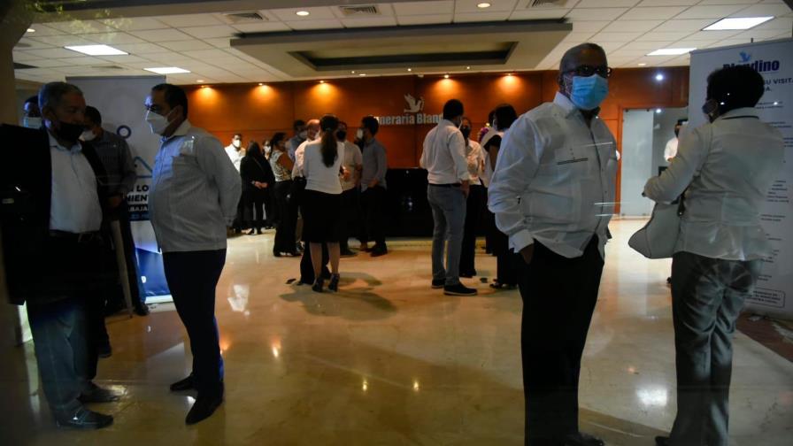 Personas hacen fila en funeraria para darle el último adiós a Leslie Rosado