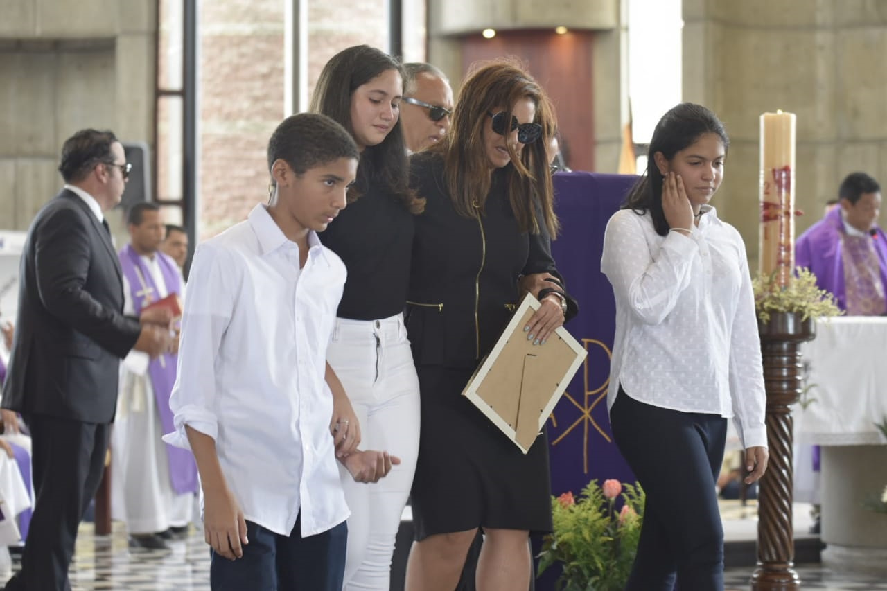 Parientes de Juan Heriberto Medrano llegan a la catedral Inmaculada Concepción de La Vega en donde se le ofreció al fallecido una misa de cuerpo presente.