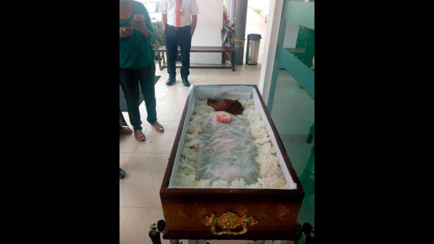 Perro fue velado en un ataúd y su particular ceremonia enciende las redes