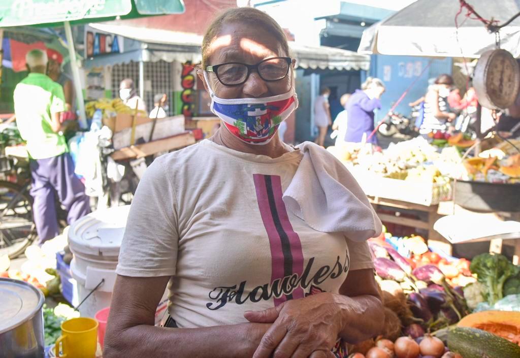 La señora Francisca Antonia Abreu, de 68 años, una de las detallistas del mercado del sector 24 de Abril, en el Distrito Nacional.