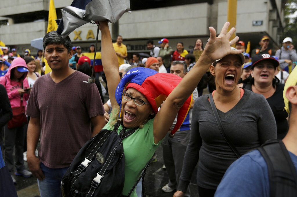 Los miembros de la oposición gritan consignas contra el presidente de Venezuela, Nicolás Maduro, durante una protesta en Caracas, Venezuela, el miércoles 23 de enero de 2019.