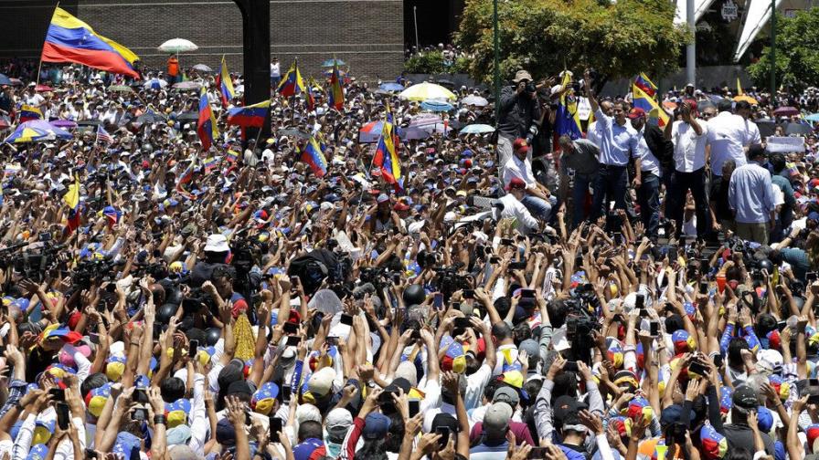 Gobierno y oposición miden fuerzas con marchas en Caracas