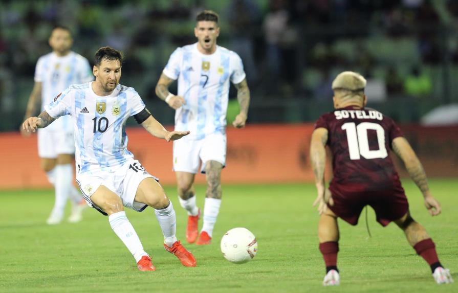 Un Messi liberado extiende la fiesta de Argentina