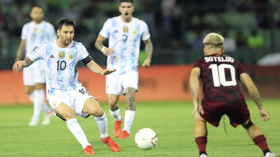 Un Messi liberado extiende la fiesta de Argentina