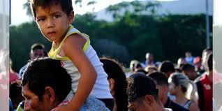 Maduro reabre pasos fronterizos y miles cruzan frontera entre Colombia y Venezuela
