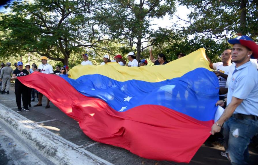 Realizan manifestaciones frente a la embajada de Venezuela en el país