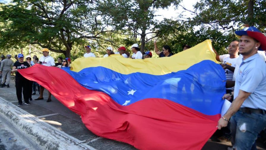 Realizan manifestaciones frente a la embajada de Venezuela en el país