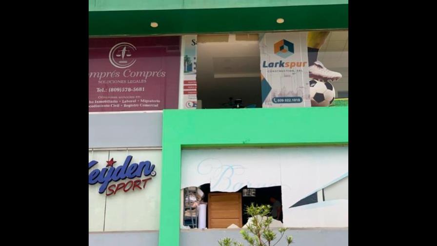 Ventarrón daña comercios y derriba árboles en Moca