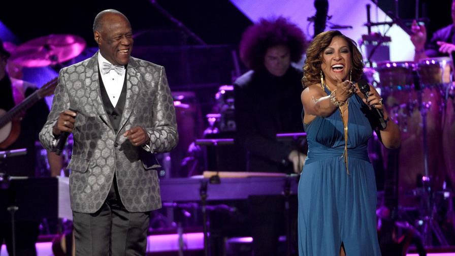 Con la partida de Johnny Ventura, la alegría está de luto
Kinito Méndez grabó siete temas con Johnny Ventura. Era su admirador. “Fue acertado que lo llamaran El Caballo. Hace pocos días me preocupé por su salud porque tuvo un desmayo en una fiesta en Santiago. Eso sucedió el fin de semana pasado en una fiesta, eso me preocupó, pero el estaba a mil porque tenía muchos proyectos. Hemos perdido a un estandarte de la música dominicana, marcó nuestra música desde la década de los años 60. Lo que nos queda es seguir trabajando en homenaje a el su gran labor. Hicimos siete temas navideños que están ahí para la historia”, dijo.
Guillermo Cordero, destacado productor artístico y quien le hizo el espectáculo “Soy” en el Teatro Nacional, manifestó que es una gran pérdida para el país y la cultura. “Ese fue un gran espectáculo en el que repasamos su vida. Fue un hombre con un don y carisma especial. Tenía una gracia escénica inigualable, no era el clásico merenguero, fue un artista de escenario. Muy pocos podían salir a 