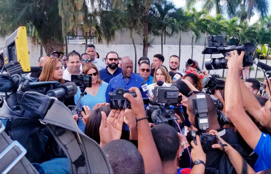 Johnny Ventura emplaza a Carolina Mejía explicar al pueblo su ausencia de la marcha por la democracia