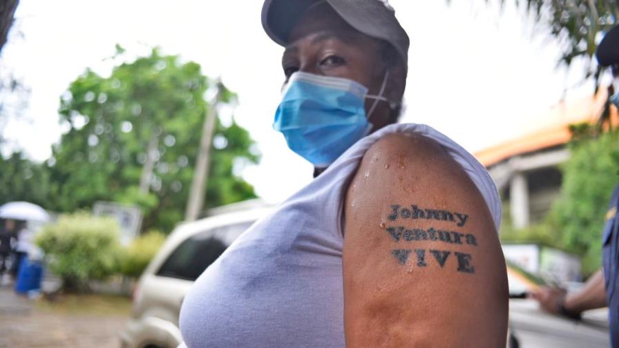 Cientos de personas acuden a velatorio popular de Johnny Ventura 