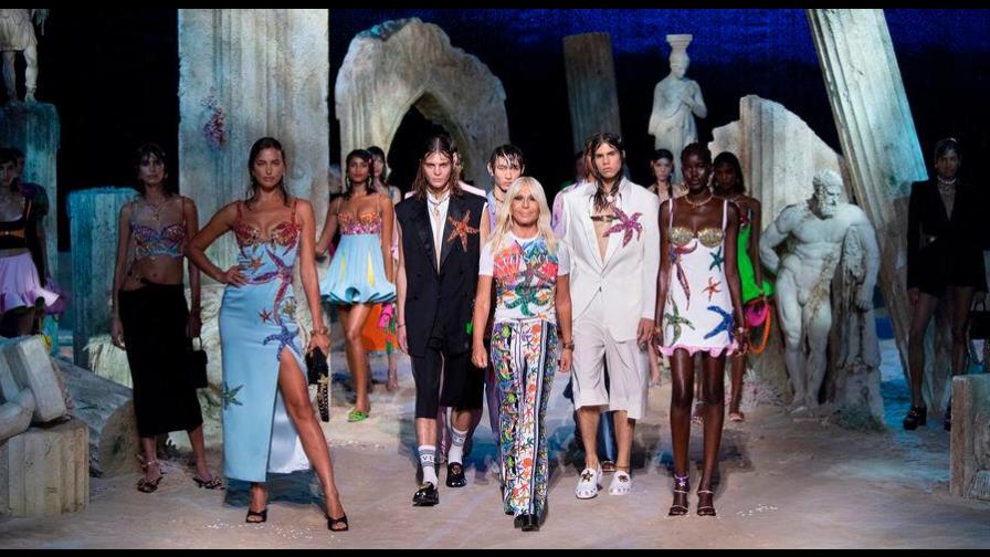 Versace se sumerge en su propio mundo submarino en la Moda de Milán Versace se sumerge en su propio mundo submarino en la Moda de Milán