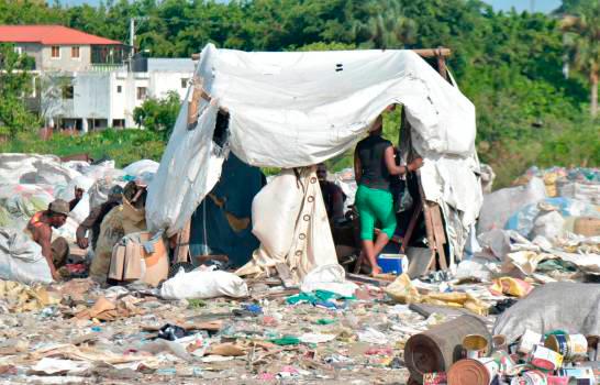 Buzos en un campamento improvisado en el vertedero de Moca.
