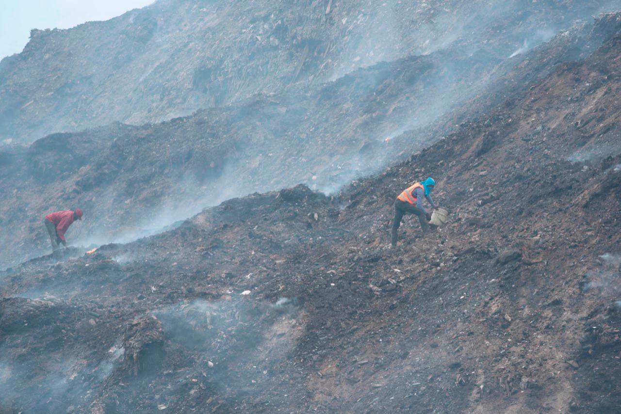 Buzos buscan metales y otros objetos de valor en medio del incendio.