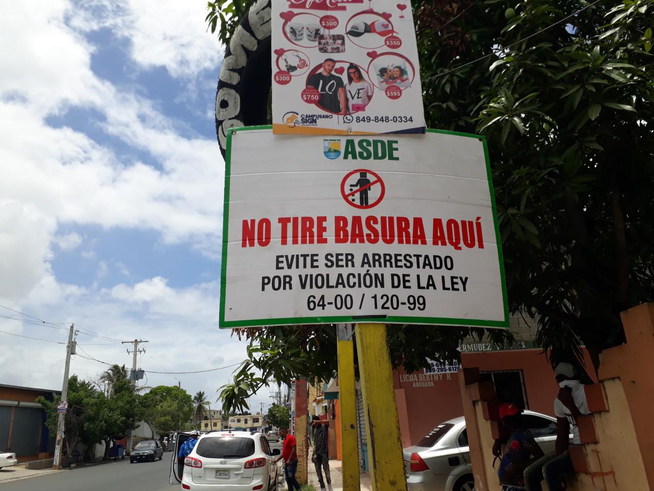 Este letrero alerta a los municipes.