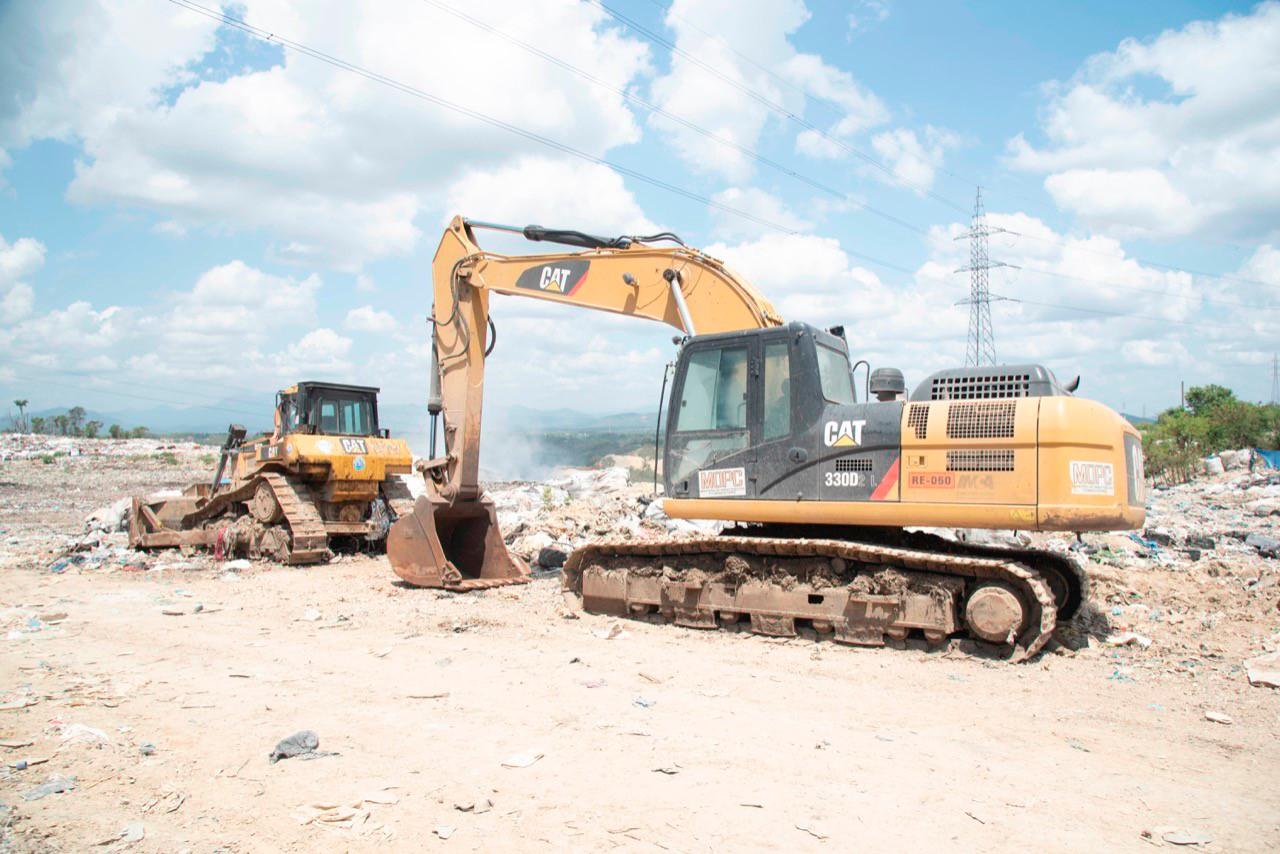 Esta retroexcavadora tiene varios días dañada.