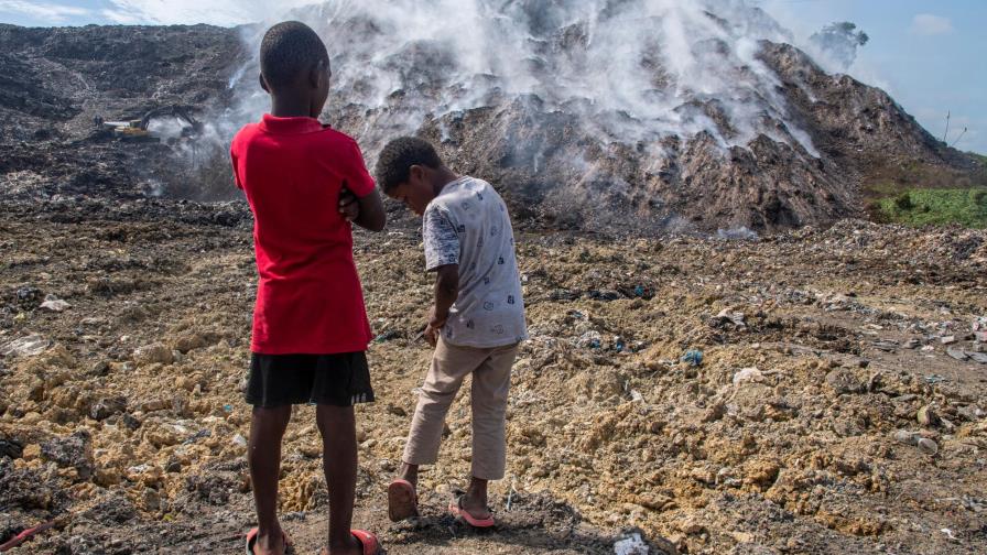 Afirman a más tardar el domingo apagan incendio en el vertedero de Haina