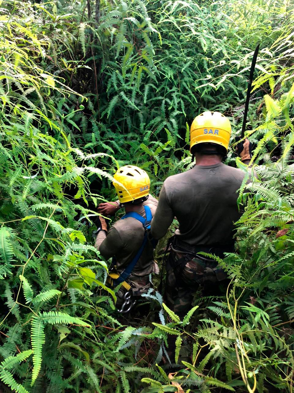 Los rescatistas usaron machetes para abrirse camino hasta llegar a Yacine Khelladi.