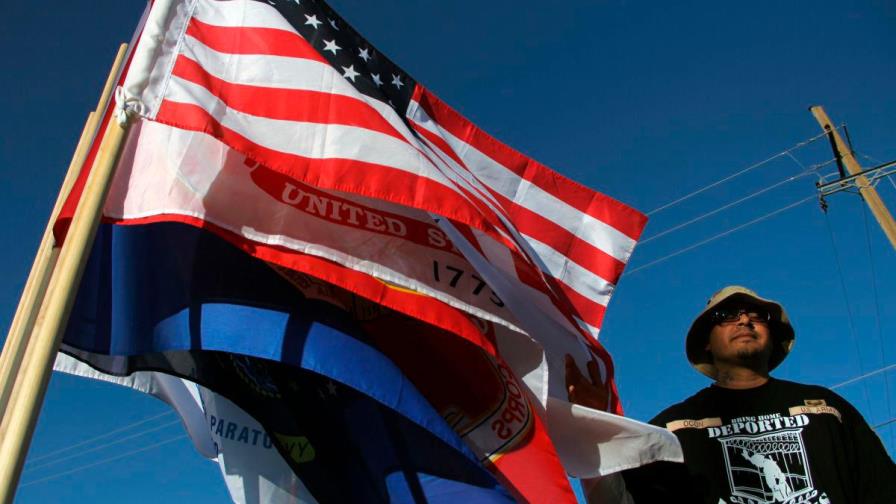 Veteranos de guerra mexicanos deportados esperan regresar a EE.UU. con Biden