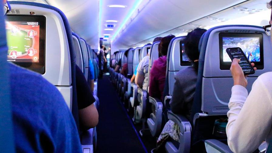 Mujer logra abordar un avión sin identificación ni boleto de embarque