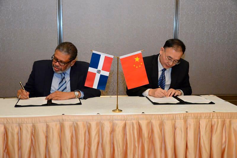 RD y China firman acuerdo para mejorar y fortalecer el sector postal entre ambos países