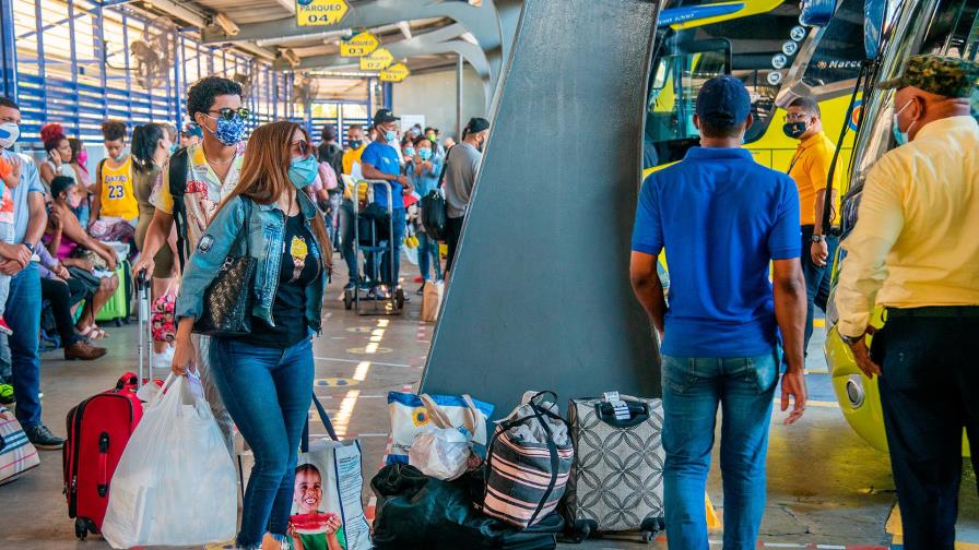 La gente se prepara para Nochebuena, otros viajan La gente se prepara para Nochebuena, otros viajan