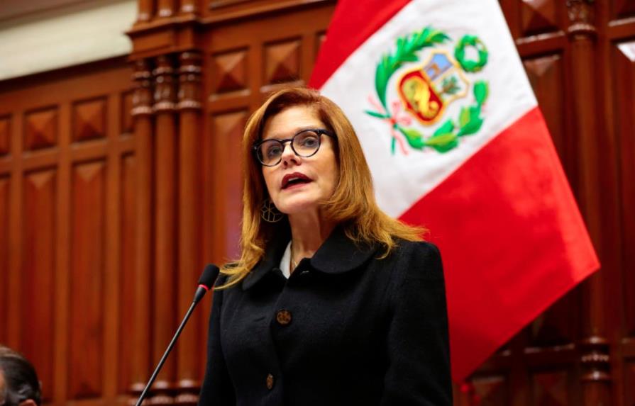 Vicepresidenta de Perú jura como ‘presidenta encargada’ ante una facción del Congreso